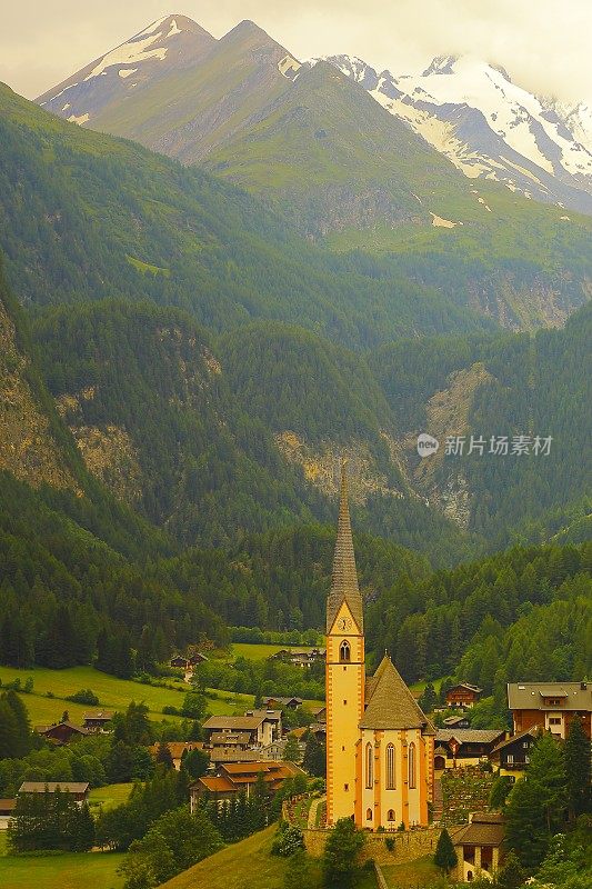 Heiligenblut哥特式教堂村庄和Hohe Tauern雪山覆盖的奥地利山脉-泰洛阿尔卑斯戏剧性的风景和大格洛克纳Massif